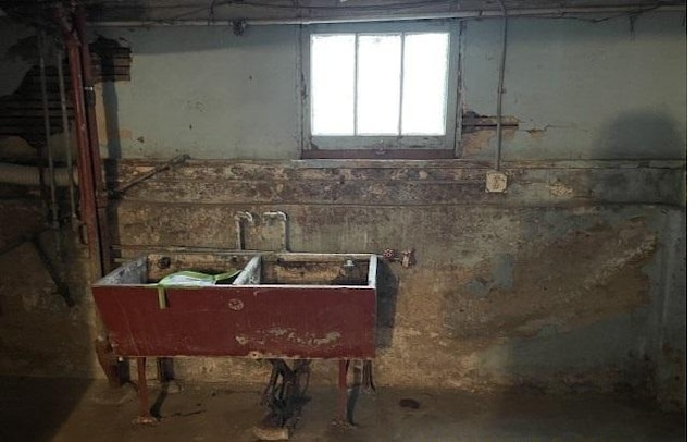 miscellaneous room featuring sink