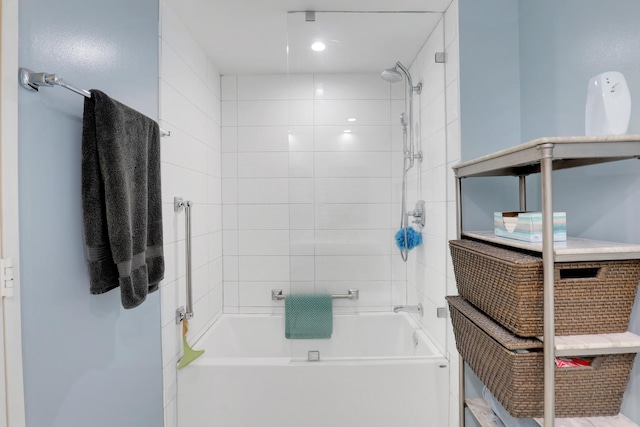 bathroom featuring tiled shower / bath combo