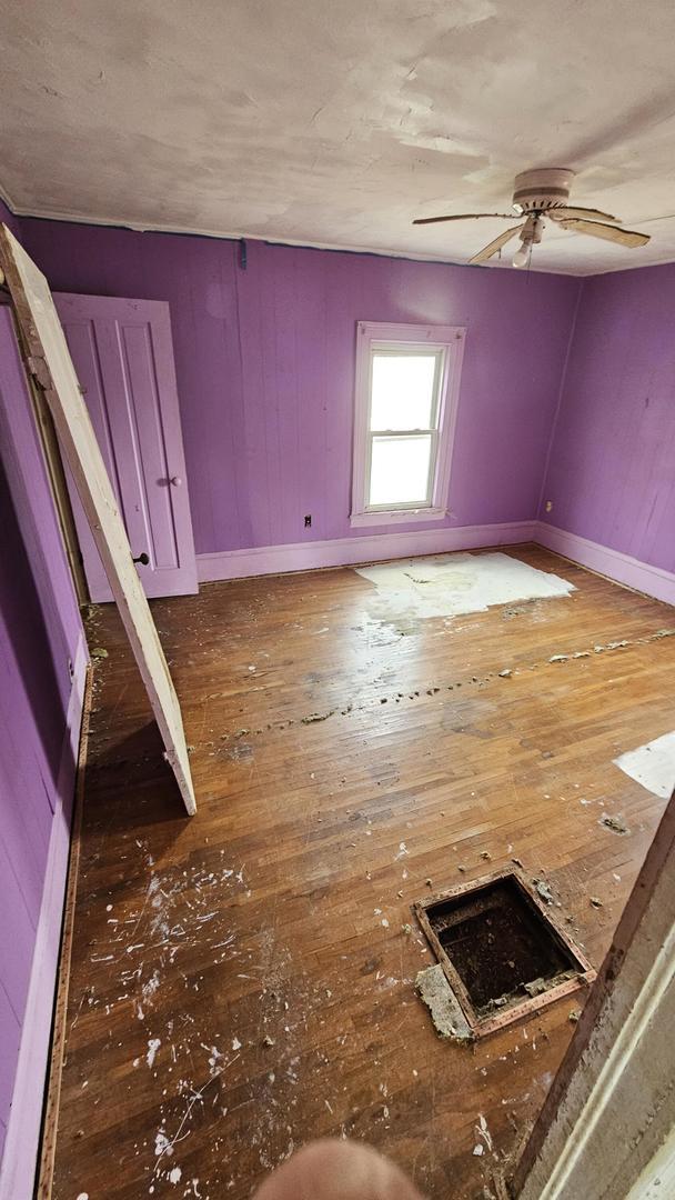 empty room featuring ceiling fan