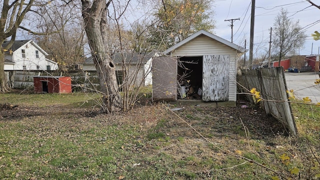 view of yard featuring a shed