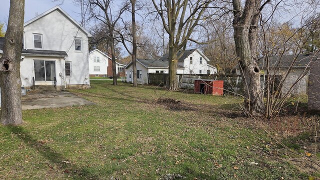 view of yard featuring a patio