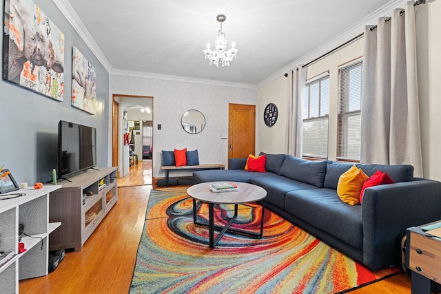 living room featuring light wood-type flooring, crown molding, and a chandelier