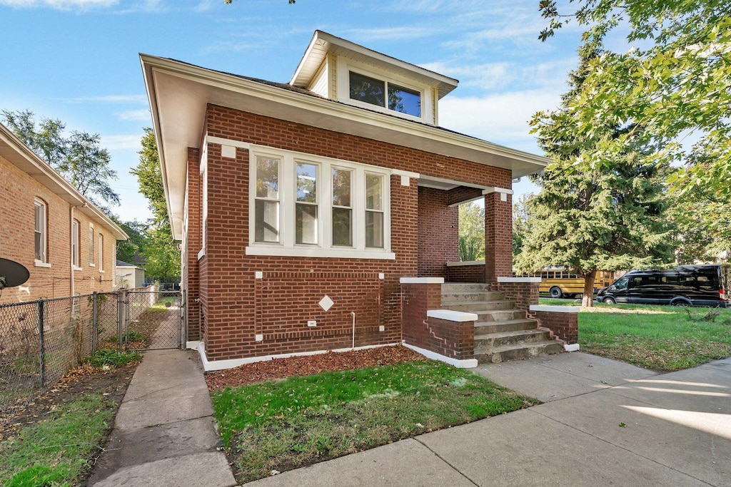 view of front of property with a front yard