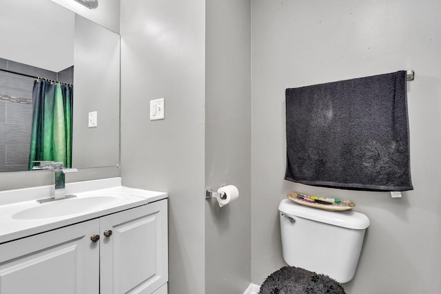 bathroom featuring a shower with shower curtain, vanity, and toilet