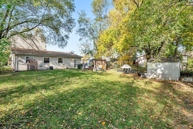 view of yard featuring a storage shed