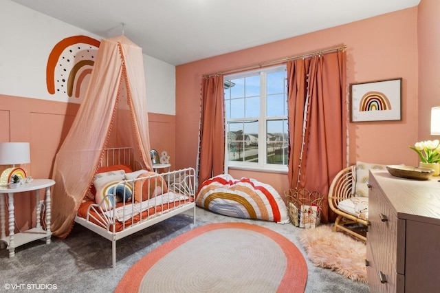 sitting room with carpet floors