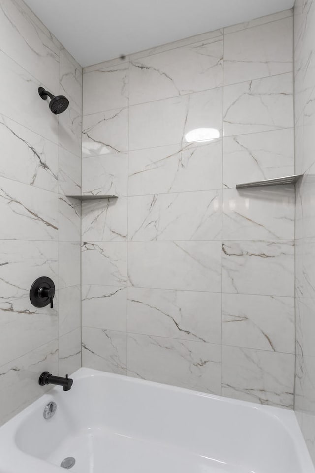 bathroom featuring tiled shower / bath combo