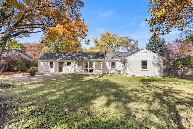 ranch-style house featuring a front lawn