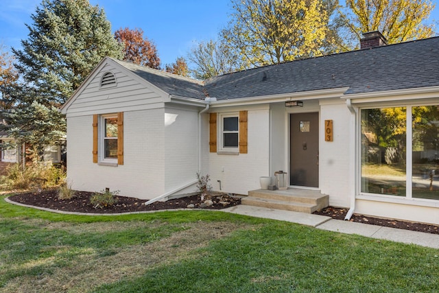 view of front of property featuring a front yard