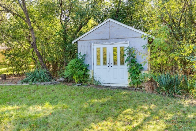 view of outdoor structure with a yard