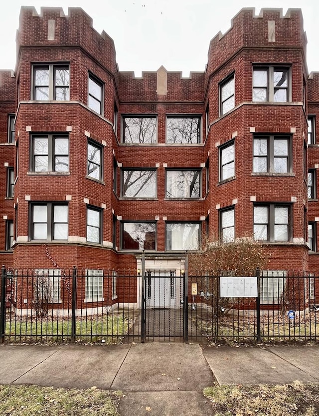 7628 S Essex Ave Unit 1N, Chicago, IL 60649 - view of property featuring a fenced front yard