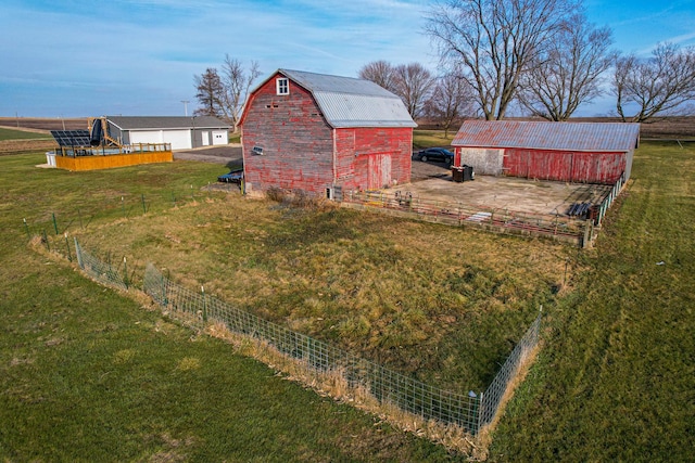 view of yard with an outdoor structure