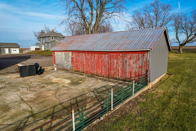 view of outdoor structure with a yard