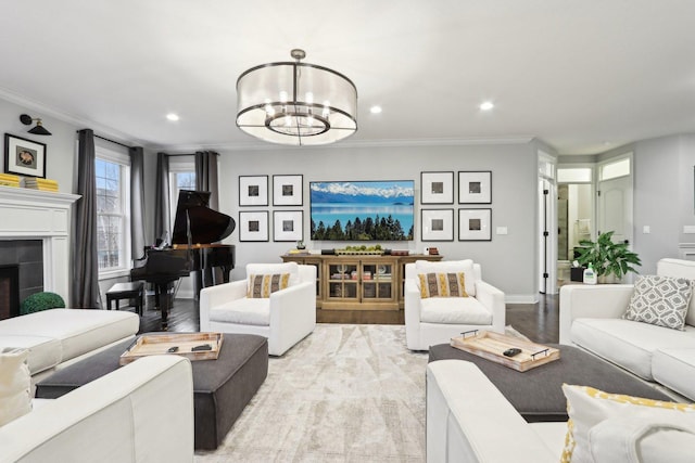 living room featuring crown molding, a notable chandelier, and light hardwood / wood-style flooring