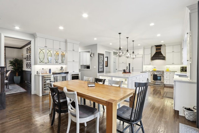 dining area with sink, a notable chandelier, and dark hardwood / wood-style floors