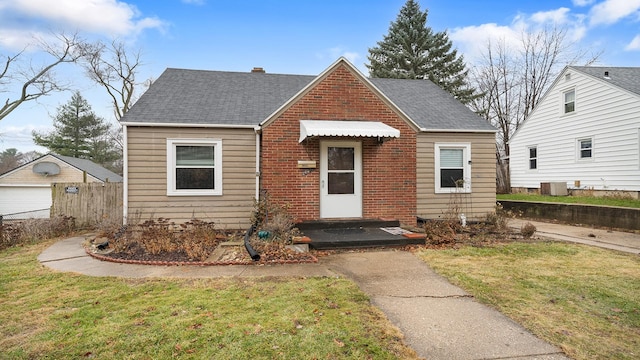 bungalow featuring a front yard