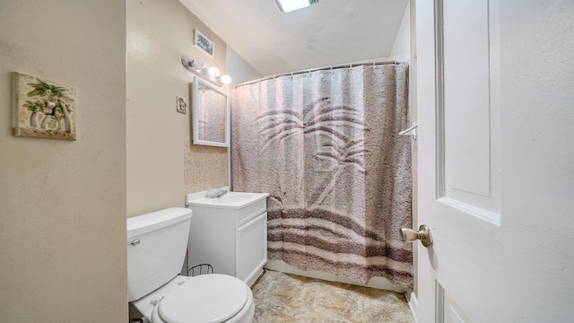 bathroom featuring a shower with curtain, vanity, and toilet