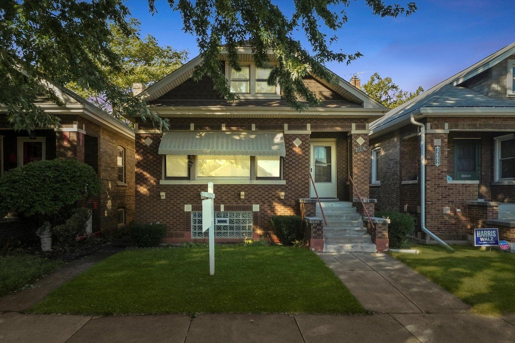 view of front of house featuring a yard