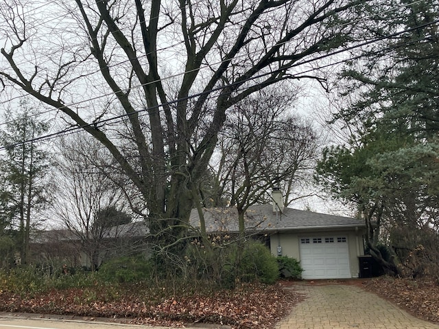 view of front facade with a garage