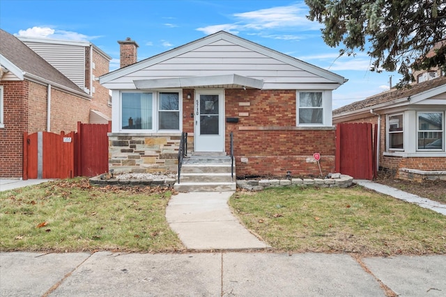 bungalow featuring a front lawn