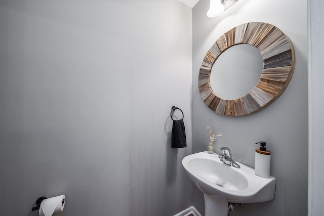 bathroom featuring sink