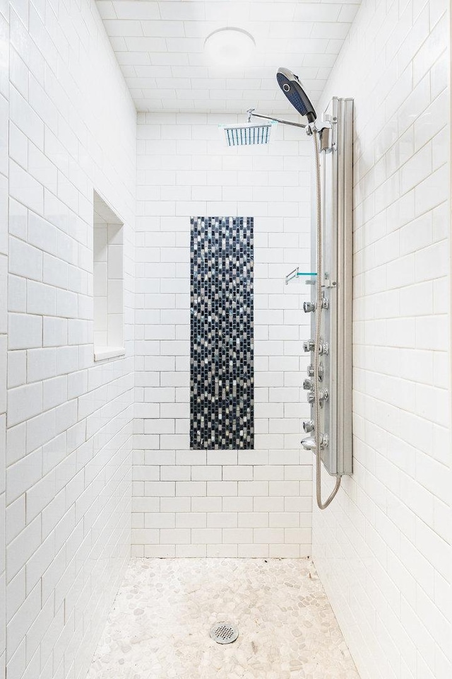 bathroom featuring a tile shower