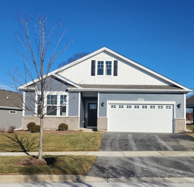 craftsman-style home featuring a garage and a front lawn