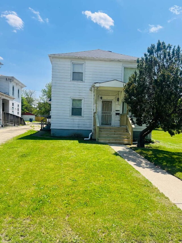 1020 E Court St, Kankakee, IL 60901 - view of front facade featuring a front lawn