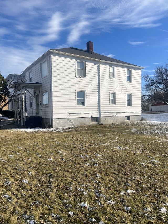 view of side of property featuring a lawn