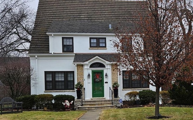 view of front of house with a front lawn