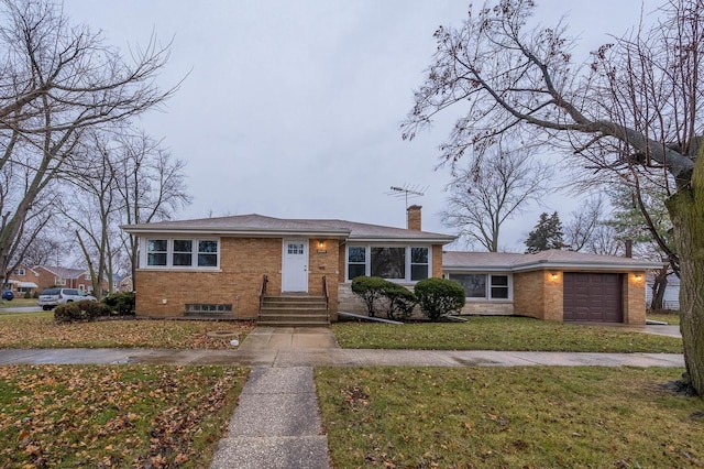 view of front of house featuring a front yard and a garage