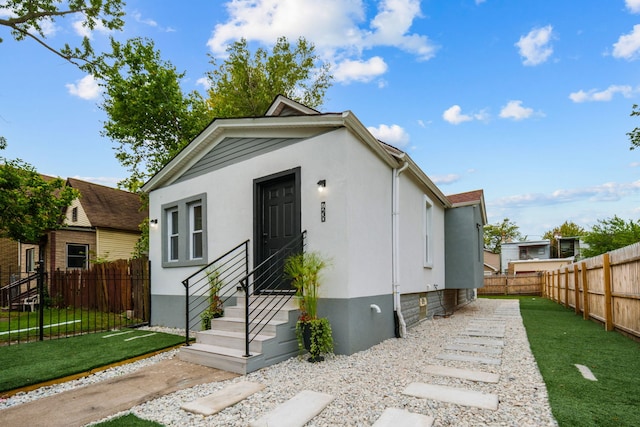 view of front of property featuring a front yard