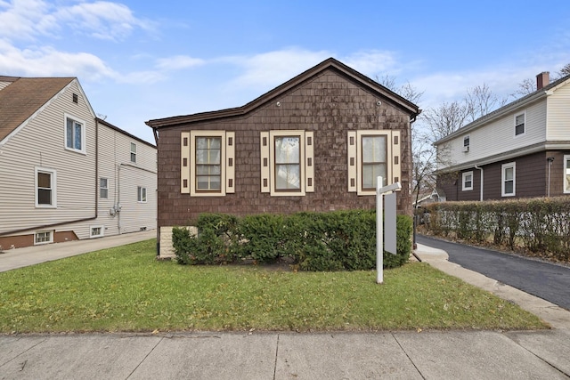 view of front of house with a front lawn