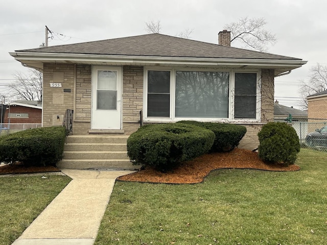 view of front facade with a front lawn