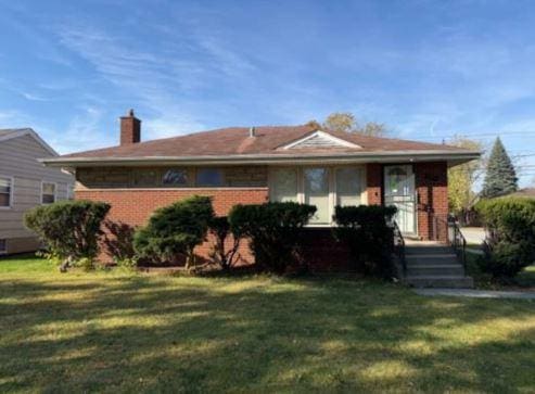 view of front of home featuring a front yard