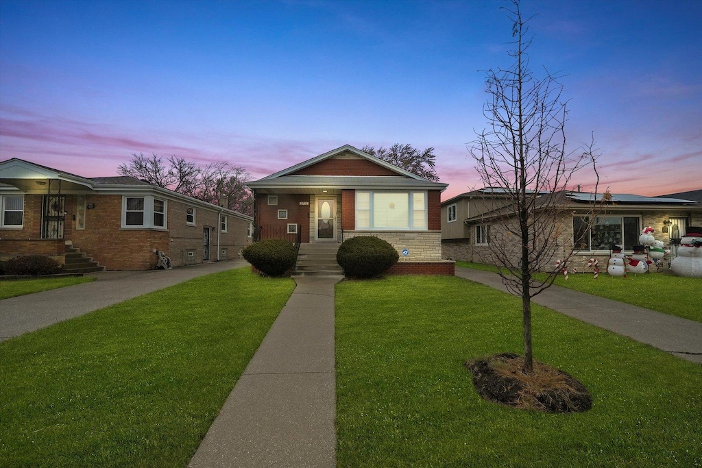 view of front of property with a lawn