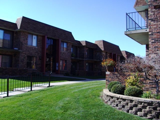 10418 S Pulaski Rd Unit 204C, Oak Lawn, IL 60453 - photo 2