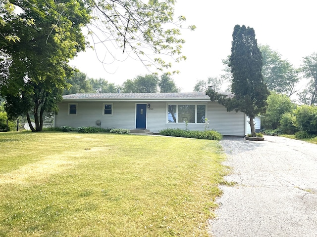 ranch-style home featuring a front lawn