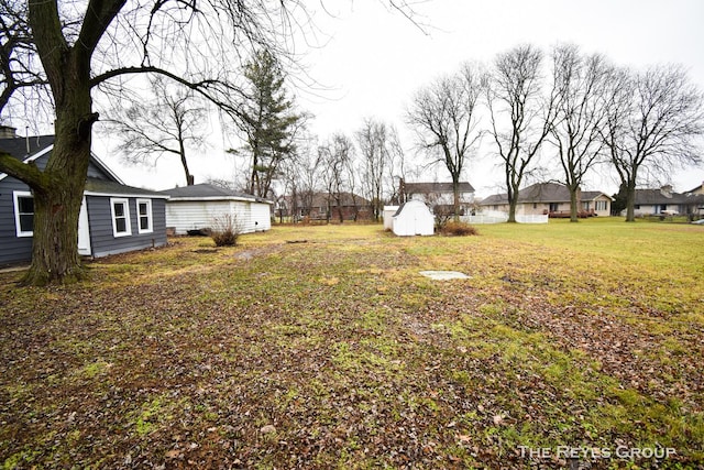 view of yard with a storage shed