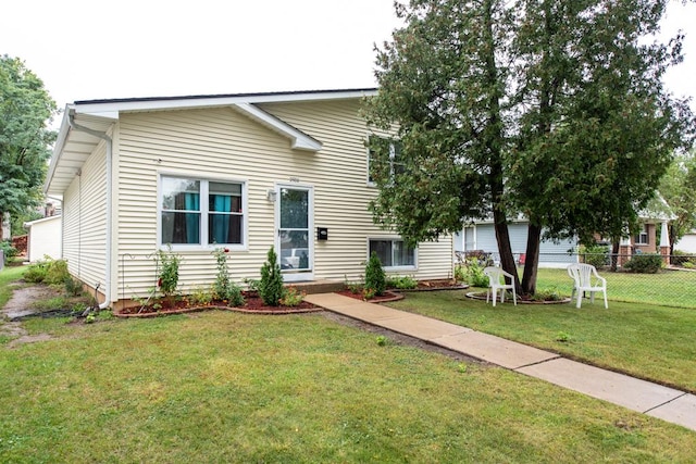 view of front facade featuring a front yard