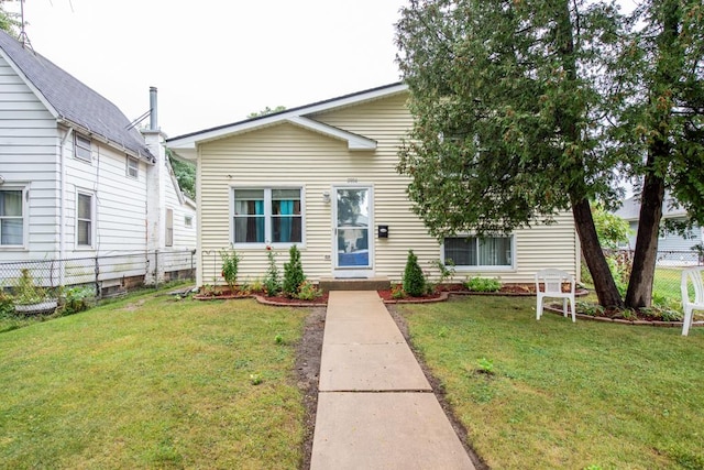 bungalow featuring a front lawn