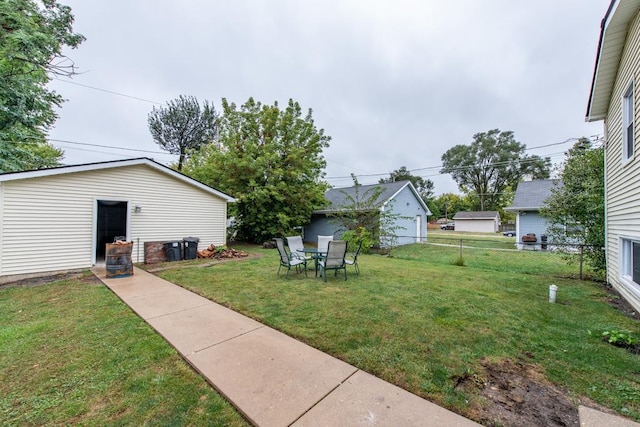 view of yard with an outdoor structure