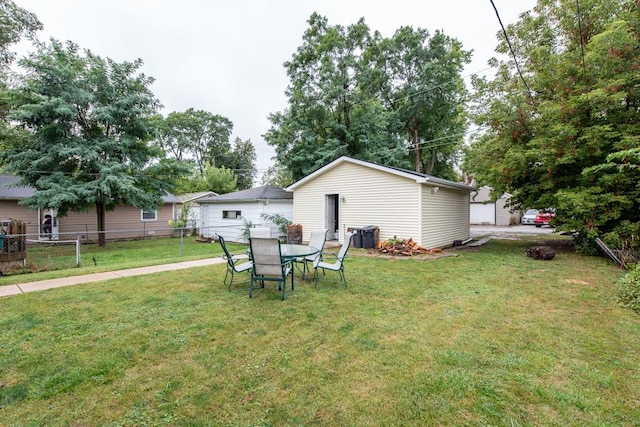 view of yard with an outbuilding