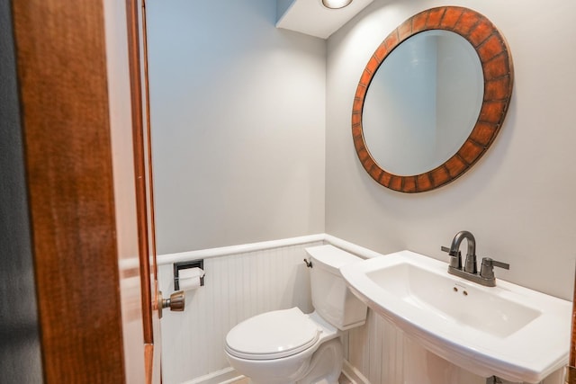 bathroom featuring toilet and sink