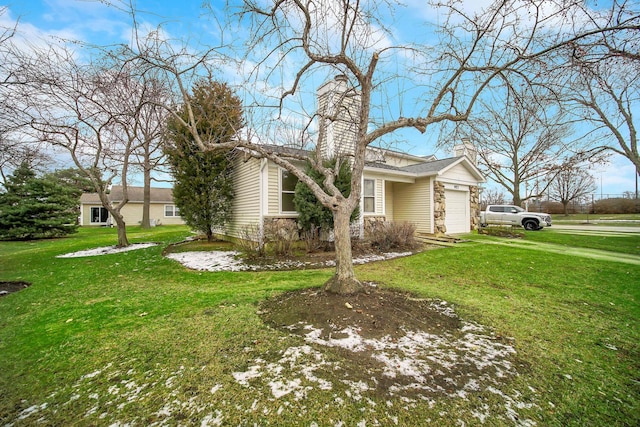 view of front of property featuring a front yard and a garage