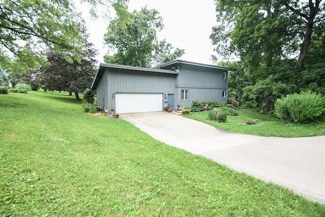 view of front facade featuring a front yard and a garage