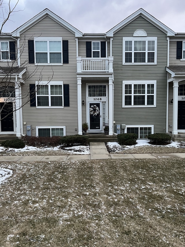 townhome / multi-family property featuring a balcony