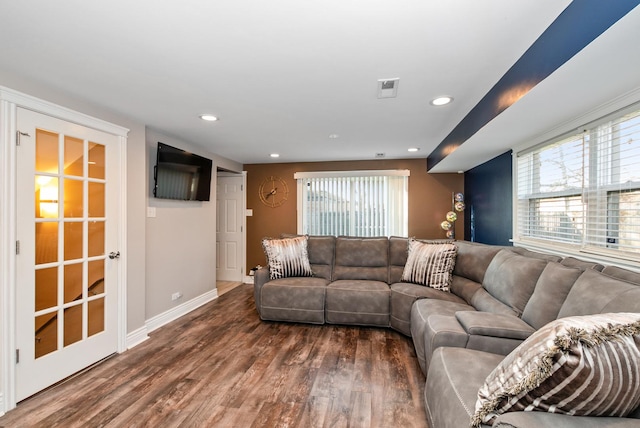 living room featuring recessed lighting, baseboards, plenty of natural light, and wood finished floors