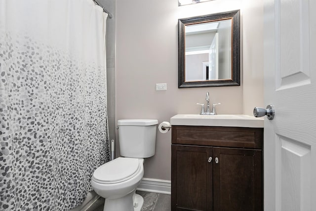 full bathroom with a shower with curtain, baseboards, toilet, and vanity