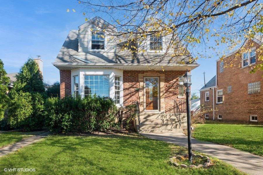 view of front of house featuring a front lawn